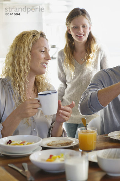 Mädchen beim Frühstück mit ihren Eltern