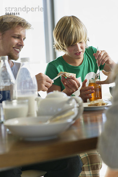 Teenager-Junge beim Frühstück mit seinen Eltern