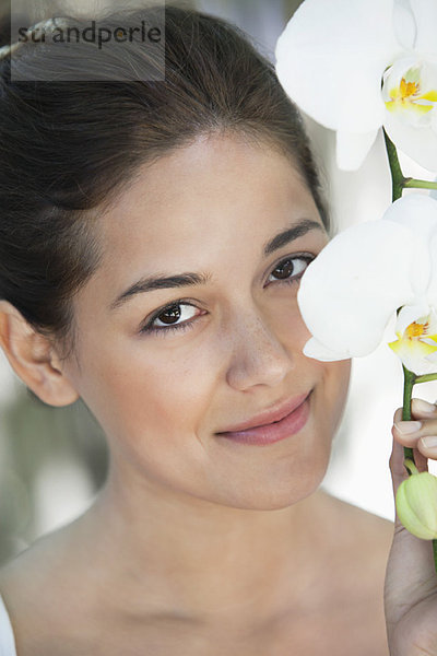 Porträt einer schönen jungen Frau mit Blumen