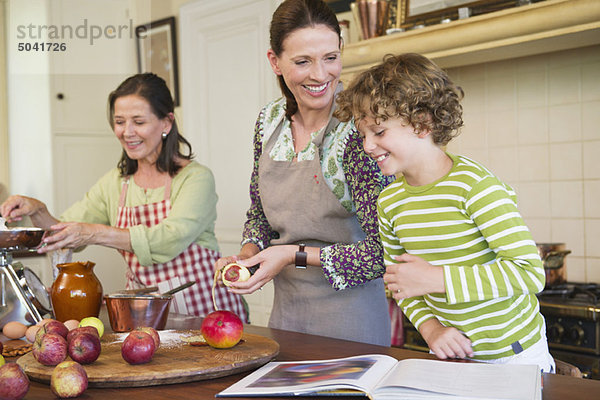 Mehrgenerationen-Familienkochen gemeinsam in der Küche