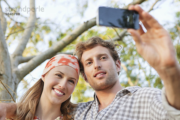 Junges Paar fotografiert sich mit dem Handy