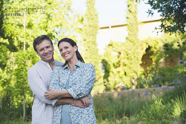 Porträt eines glücklichen reifen Paares im Garten