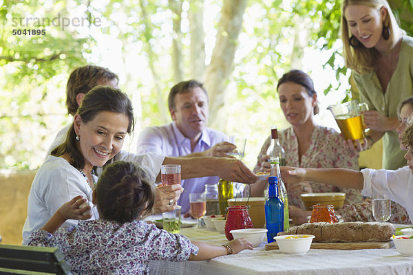 Mehrgenerationen-Familie beim Essen im Haus