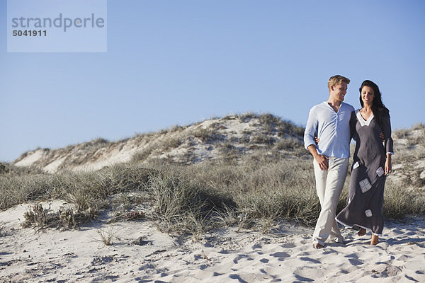 Gemeinsames Gehen am Strand