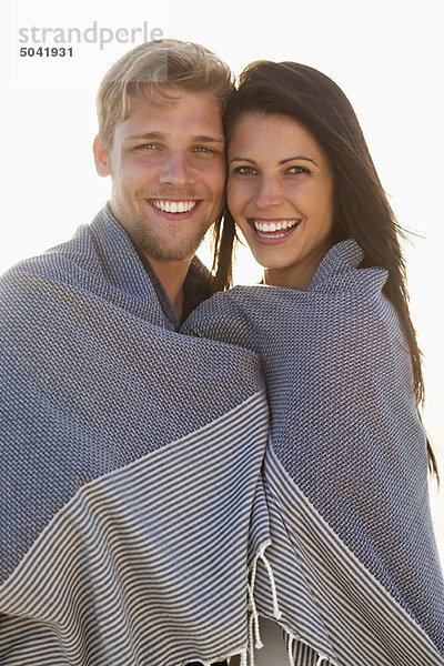Porträt eines in eine Decke gehüllten Paares