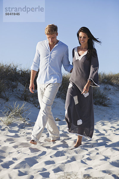 Paar Spaziergänge am Strand