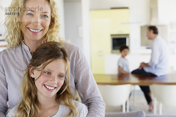Nahaufnahme einer Frau und ihrer Tochter beim gemeinsamen Lächeln