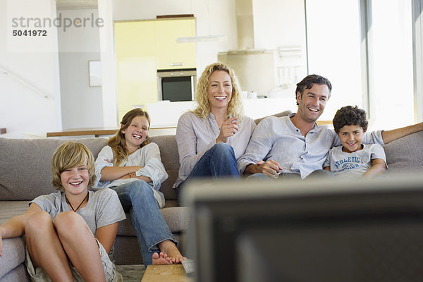 Familie beim gemeinsamen Fernsehen zu Hause