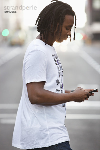 Seitenprofil eines Mannes Textnachrichten auf einem Mobiltelefon