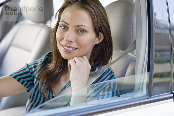 Bildnis einer schönen jungen Frau am Fahrersitz