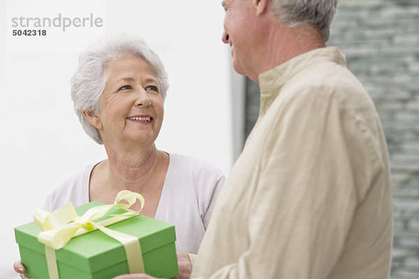 Seniorenpaar mit einer Geschenkbox