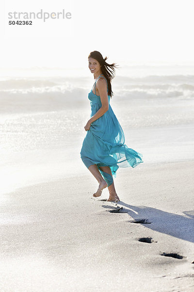 Der Fußabdruck einer jungen Frau beim Laufen am Strand