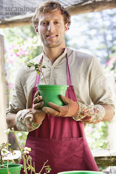 Porträt eines Mannes mit Gartenarbeit und Lächeln