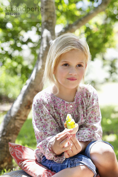 Süßes kleines Mädchen hält ein Spielzeug im Freien.