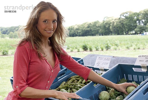 Junge Frau mit Kohlrabi