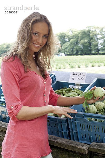 Junge Frau mit Kohlrabi