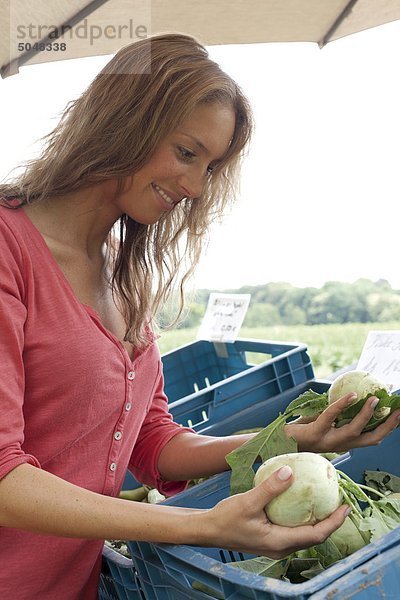 Junge Frau mit Kohlrabi