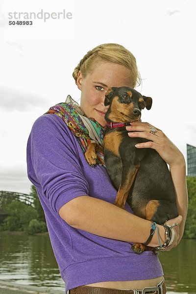 Junge Frau mit Hund