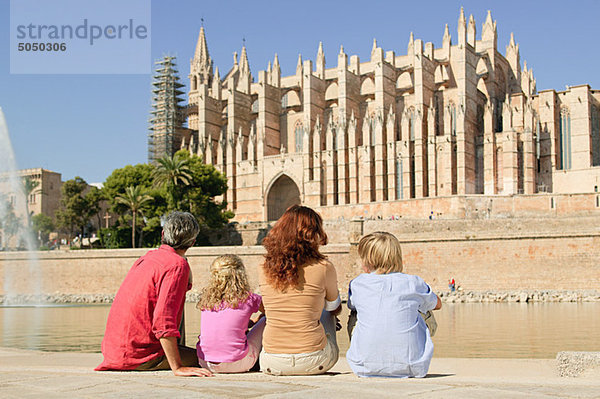 Familie bei der Kathedrale von Palma  Mallorca