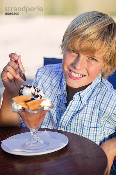 Junge mit Eisbecher