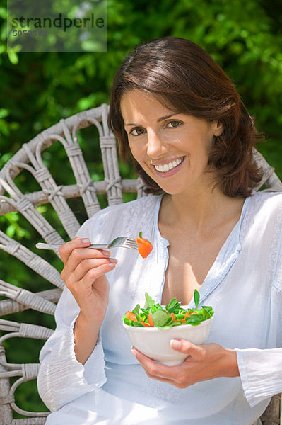 Frau mit Salatschüssel