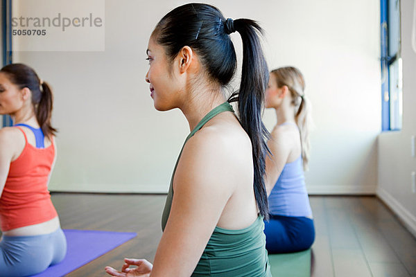 Drei Frauen tun Yoga-Klasse