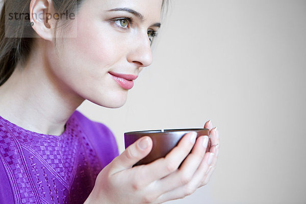 Frauen  die Kräutertee trinken