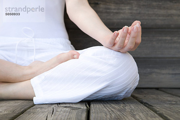 Frauen in Lotusstellung beim Yoga