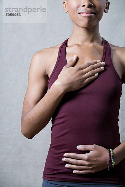 Frauen  die tief atmen  Brust und Bauch berühren