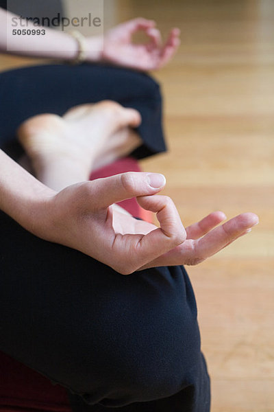 Frauen in Lotusstellung beim Yoga