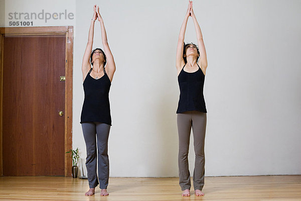Frauen während Yoga stretching