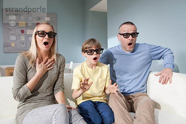 Familie beim Anschauen von 3D-Filmen zu Hause