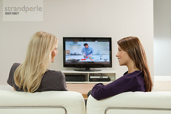 Zwei junge Frauen beim Fernsehen