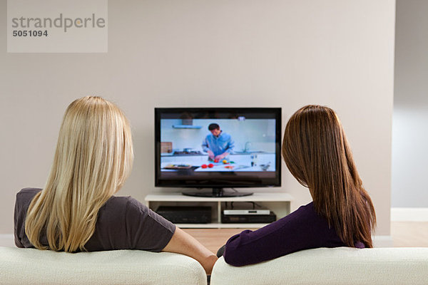 Zwei junge Frauen beim Fernsehen