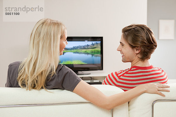 Junges Paar beim Fernsehen