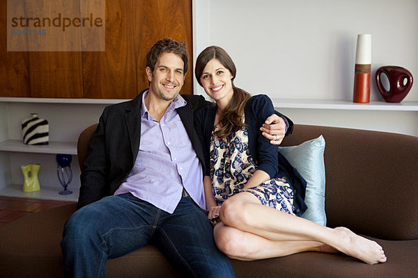Paar auf Sofa sitzend  Portrait