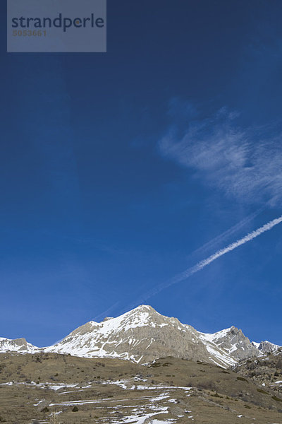 Der letzte Winterschnee auf den Berggipfeln