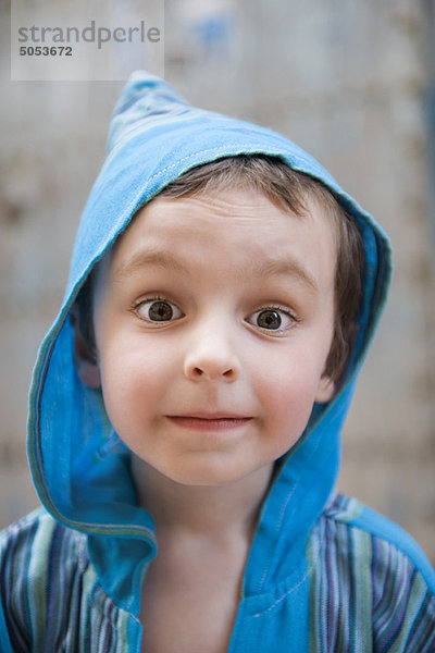 Kleiner Junge schaut mit überraschtem Gesichtsausdruck in die Kamera  Porträt