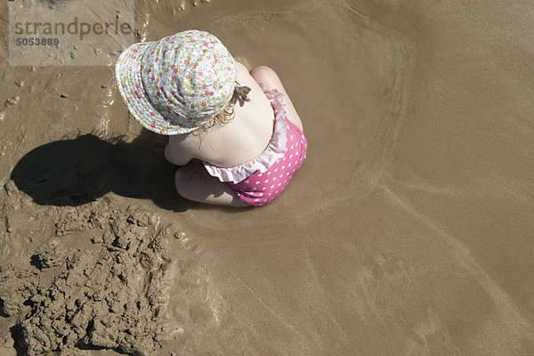 Kleinkind Mädchen spielt im Sand am Strand