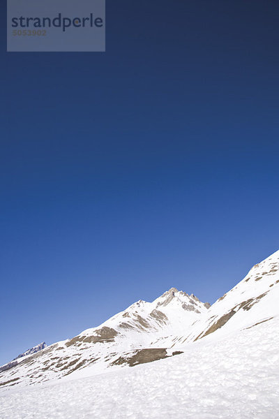 Schneebedeckter Berg gegen klaren blauen Himmel