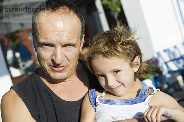 Vater und kleine Tochter zusammen im Freien  Portrait