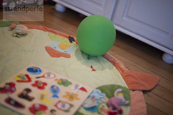 Ballon und Spielzeug auf dem Boden
