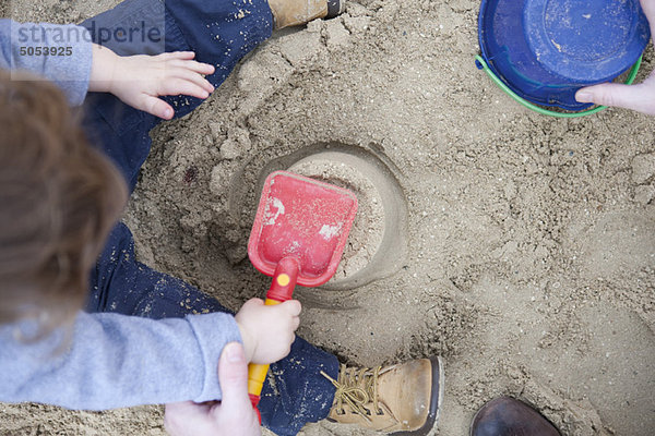 Kleinkind Junge spielt im Sand