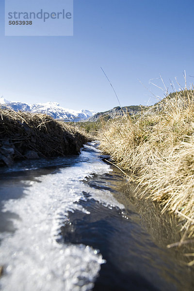 Eis  das auf dem Fluss fließt