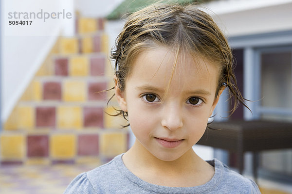 Kleines Mädchen mit nassem Haar  Portrait
