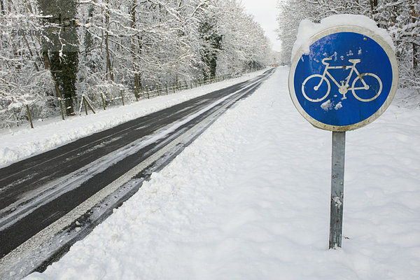 Fahrradwegweiser im Winter