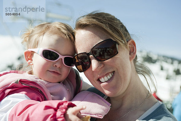 Mutter und Tochter mit Sonnenbrille  Portrait