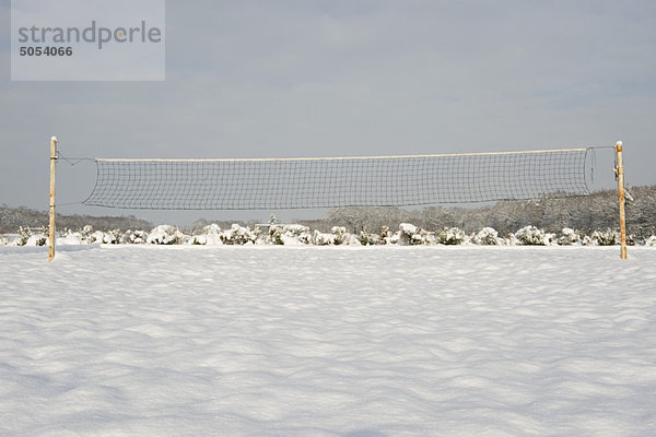 Sportnetz im schneebedeckten Feld
