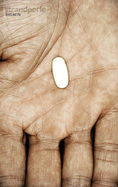 Einzelne Pille in der Hand