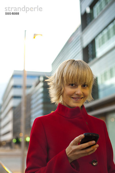 Junge Frau mit Handy  Portrait